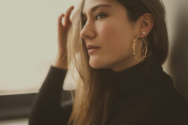 10 façons de porter des boucles créoles avec élégance